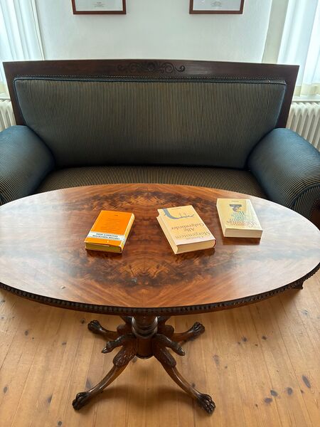 Datei:Tisch im Museum.jpg
